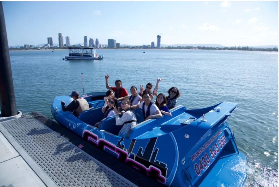 1552533074830677VsBk.jpg 喷射汽艇.jpg